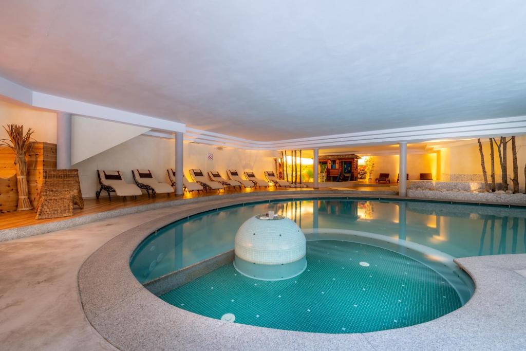 Bazén v ubytování Hotel Cristallo - Wellness Mountain Living nebo v jeho okolí