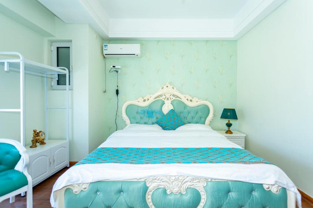 Postel nebo postele na pokoji v ubytování Dalian Hong Xi Yuan Apartment Wanda Plaza