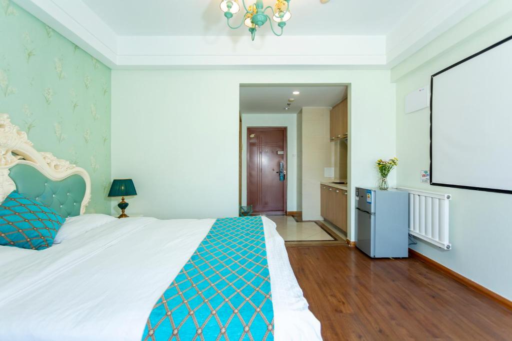Postel nebo postele na pokoji v ubytování Dalian Hong Xi Yuan Apartment Wanda Plaza