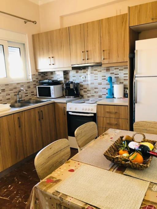 O bucătărie sau chicinetă la Ariadni's apartment 1