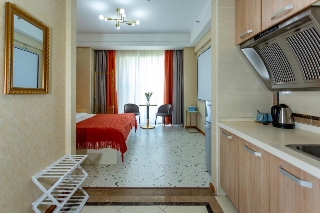 Postel nebo postele na pokoji v ubytování Dalian Hong Xi Yuan Apartment Wanda Plaza