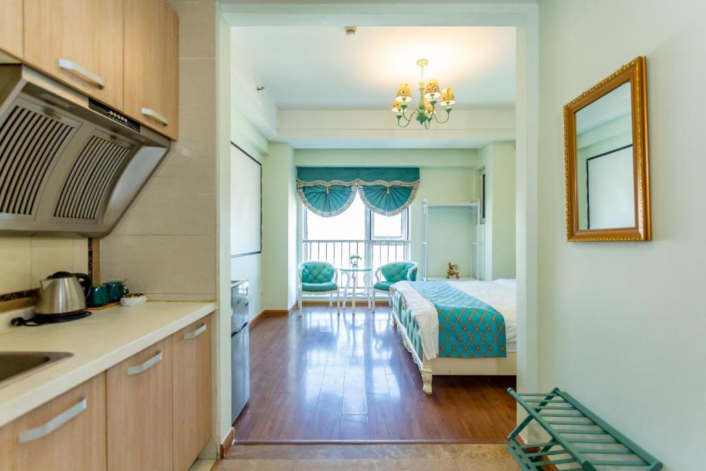 Postel nebo postele na pokoji v ubytování Dalian Hong Xi Yuan Apartment Wanda Plaza
