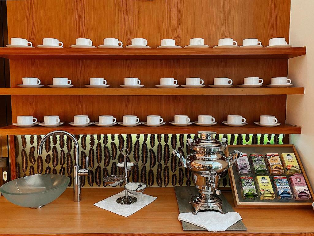 Příslušenství pro přípravu čaje a kávy v ubytování Spa Hotel Zedern Klang