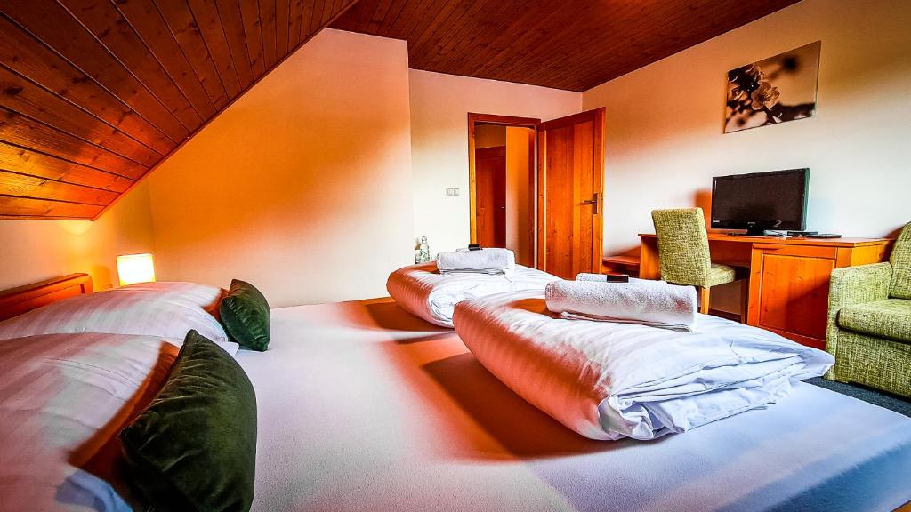 Postel nebo postele na pokoji v ubytování Resort Drevenice Terchova