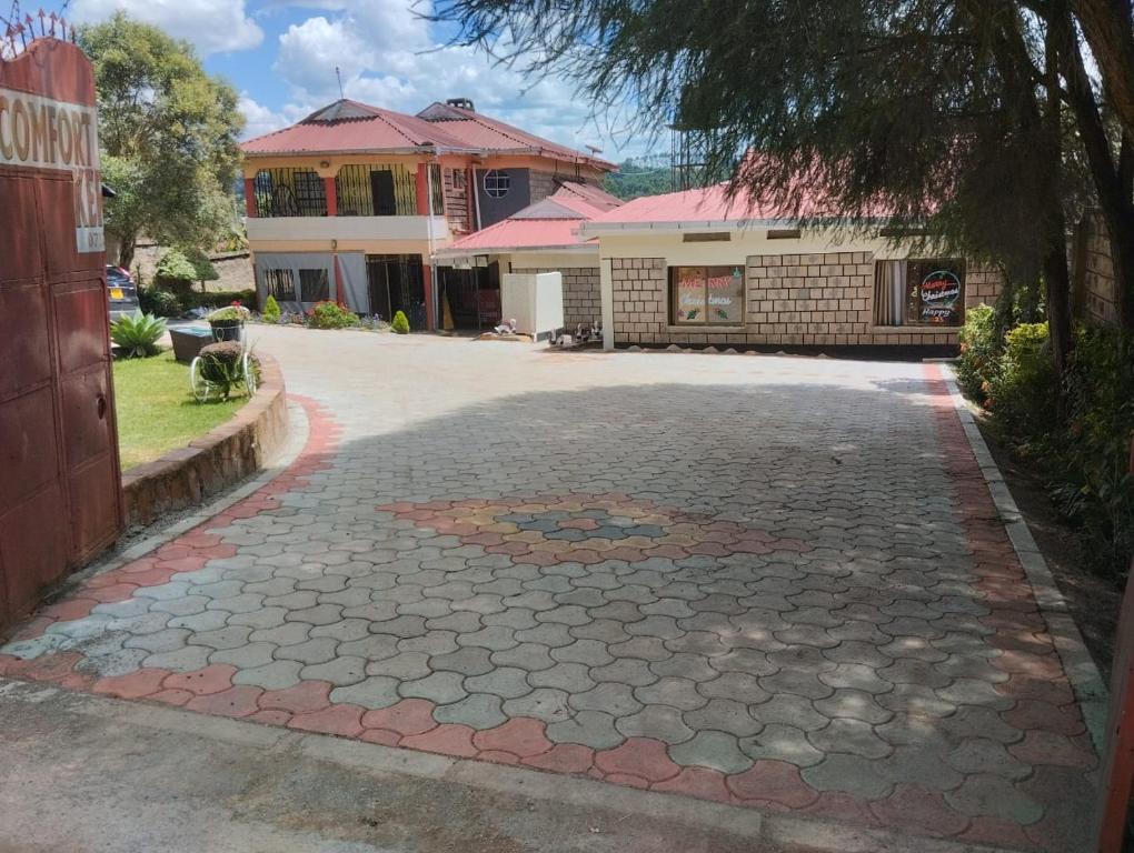 uma entrada em frente a uma casa em Comfort Guest House em Kericho