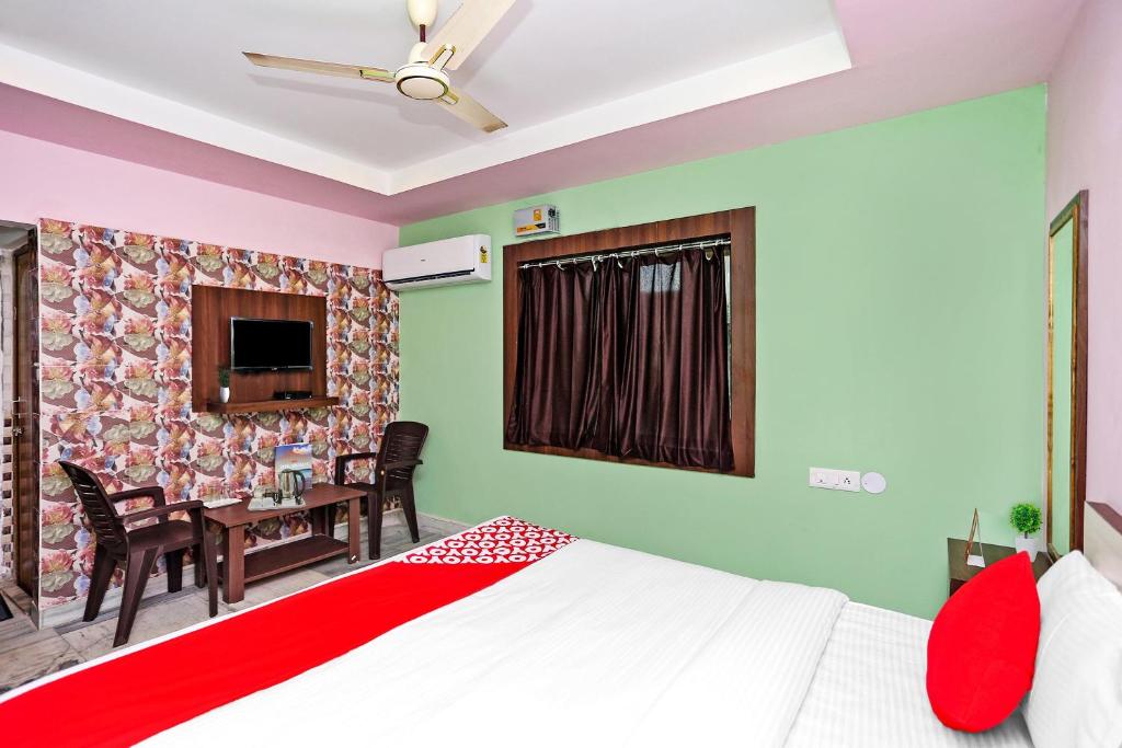 Postel nebo postele na pokoji v ubytování Collection O Aryan hotel
