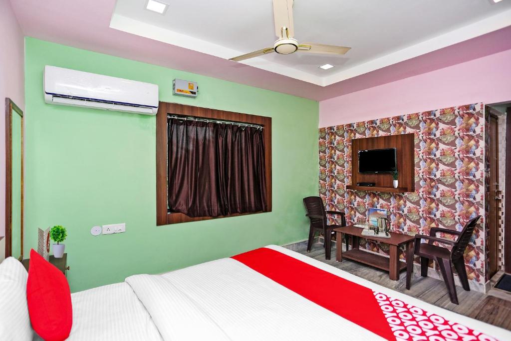 Postel nebo postele na pokoji v ubytování Collection O Aryan hotel