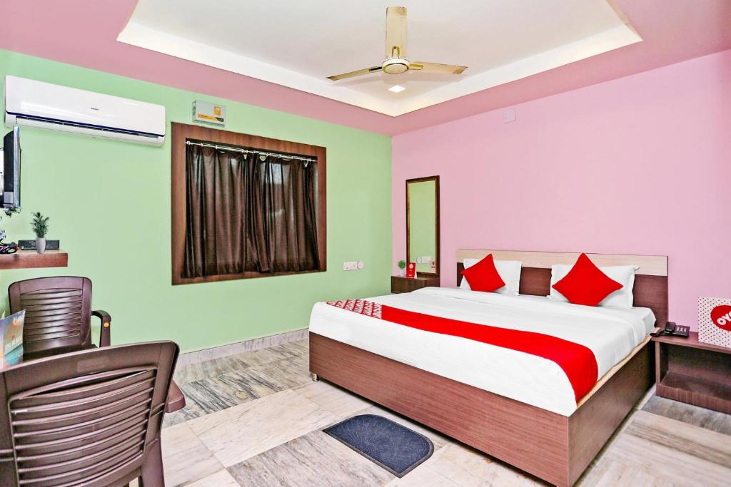 Postel nebo postele na pokoji v ubytování Collection O Aryan hotel