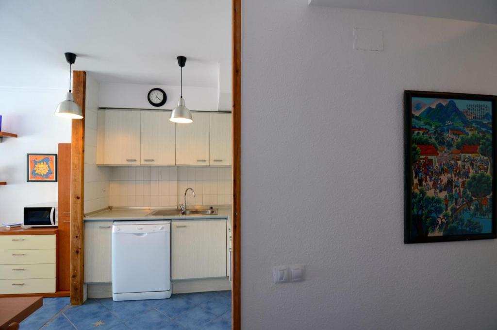 Kuchyňa alebo kuchynka v ubytovaní MANUREVA VII 2-A