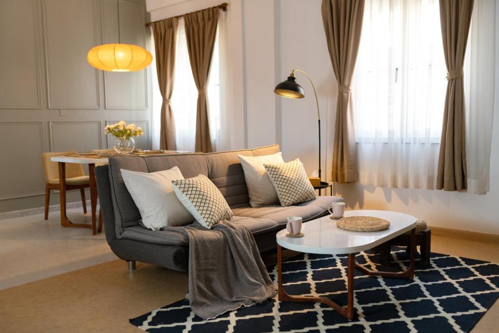 Kibu Apartments في كاتماندو: غرفة معيشة مع أريكة وطاولة