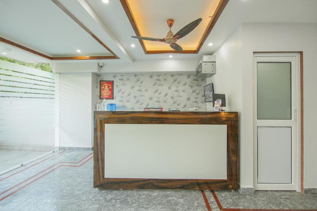 Kuchyň nebo kuchyňský kout v ubytování Collection O Corporate Suite Near Omaxe Celebration Mall