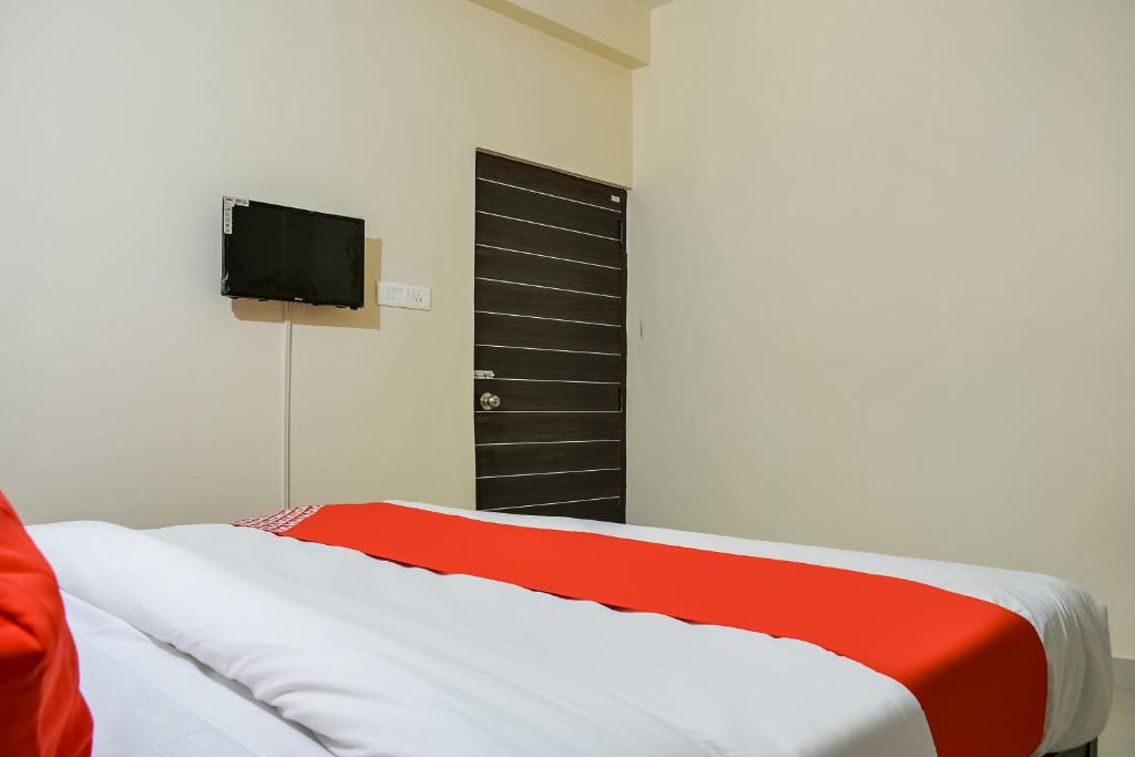 TV a/nebo společenská místnost v ubytování Hotel O Shiv Sai Palace