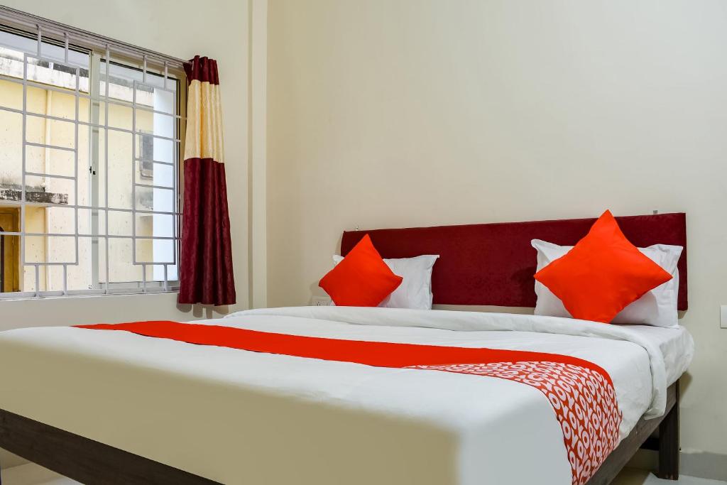 Postel nebo postele na pokoji v ubytování Hotel O Shiv Sai Palace