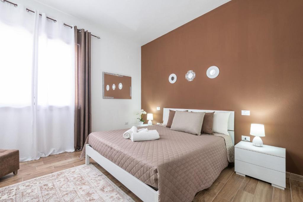 una camera con un grande letto e una grande finestra di Villetta Mattia a Pula