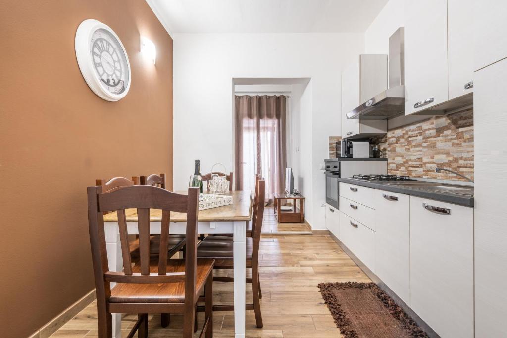 A kitchen or kitchenette at Villetta Mattia