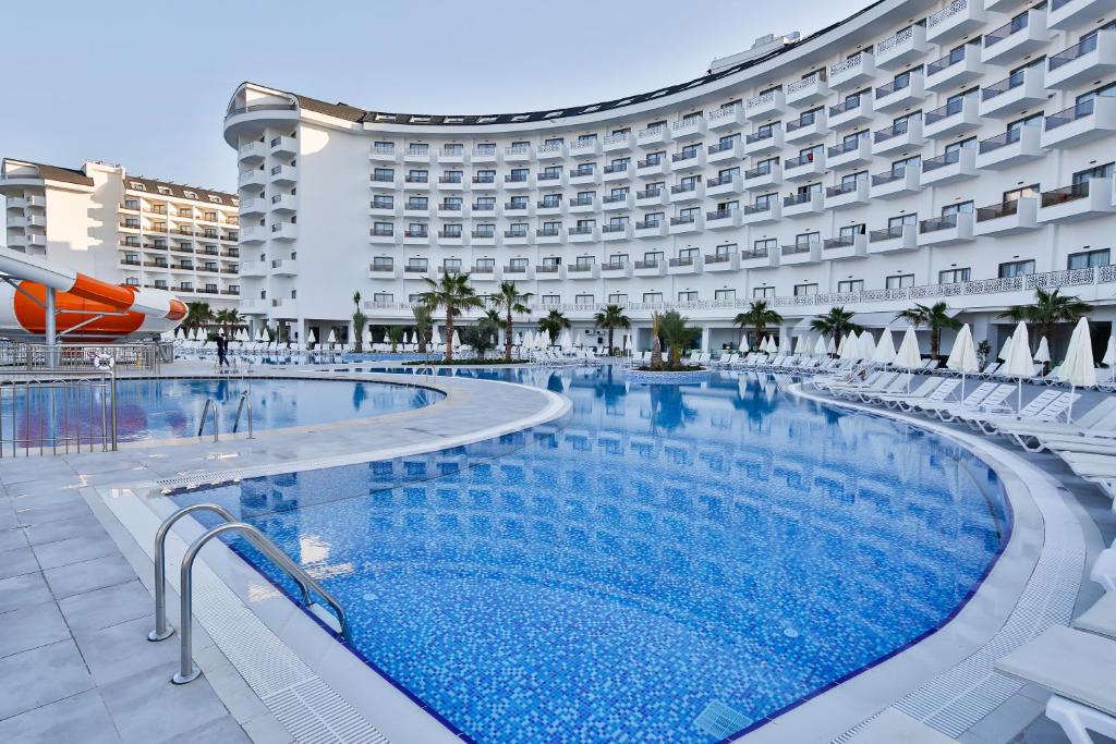 Bazén v ubytování Calido Maris Hotel Ultra All Inclusive nebo v jeho okolí