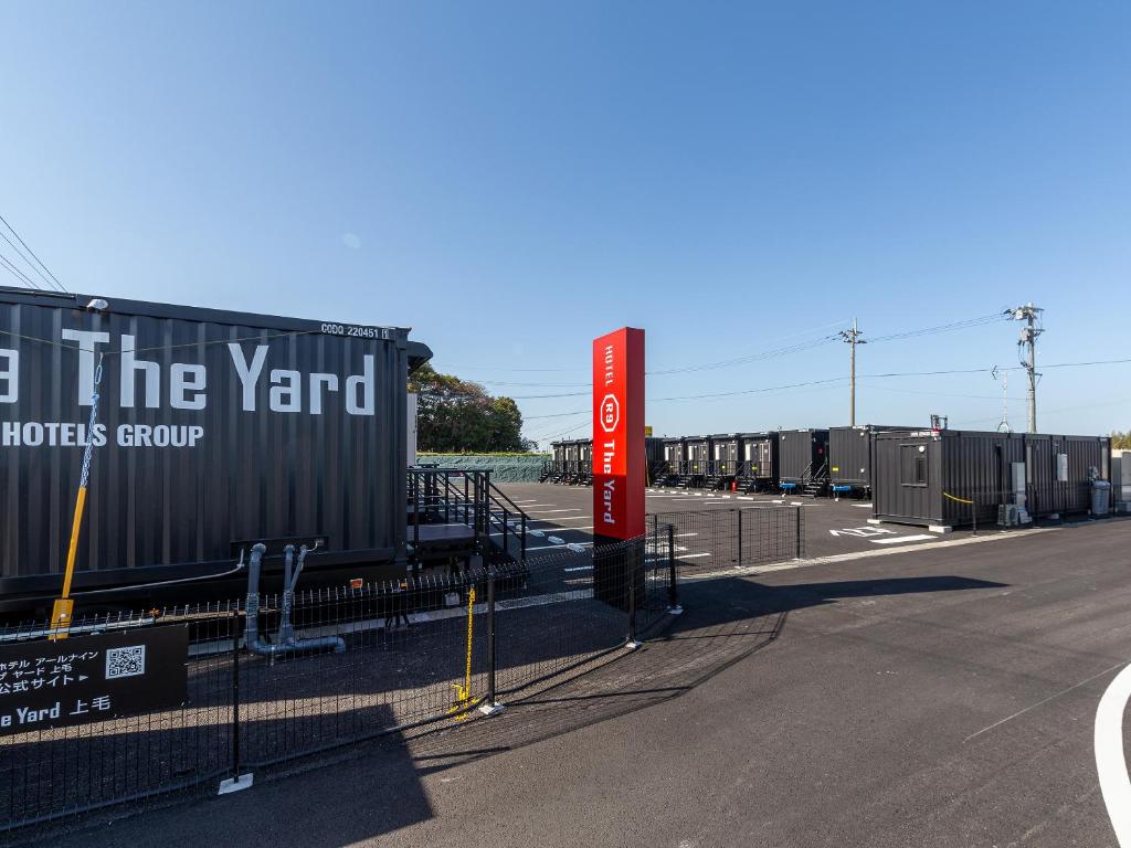 - un parking avec panneau indiquant le groupe des camions de chantier dans l'établissement HOTEL R9 The Yard Koge, à Nakatsu