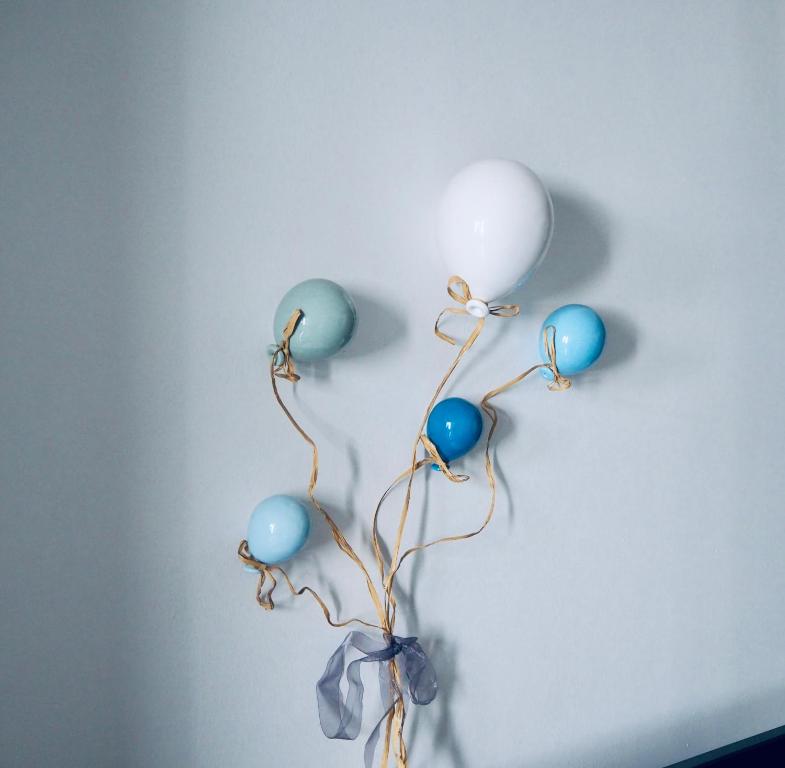 un grupo de globos azules y blancos en una pared en La Casa Rebonita PICCOLA en Candelario
