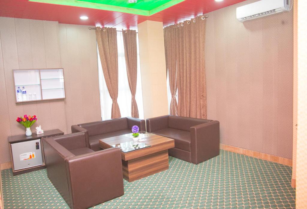 a waiting room with two chairs and a table at Hotel Span in Butwāl