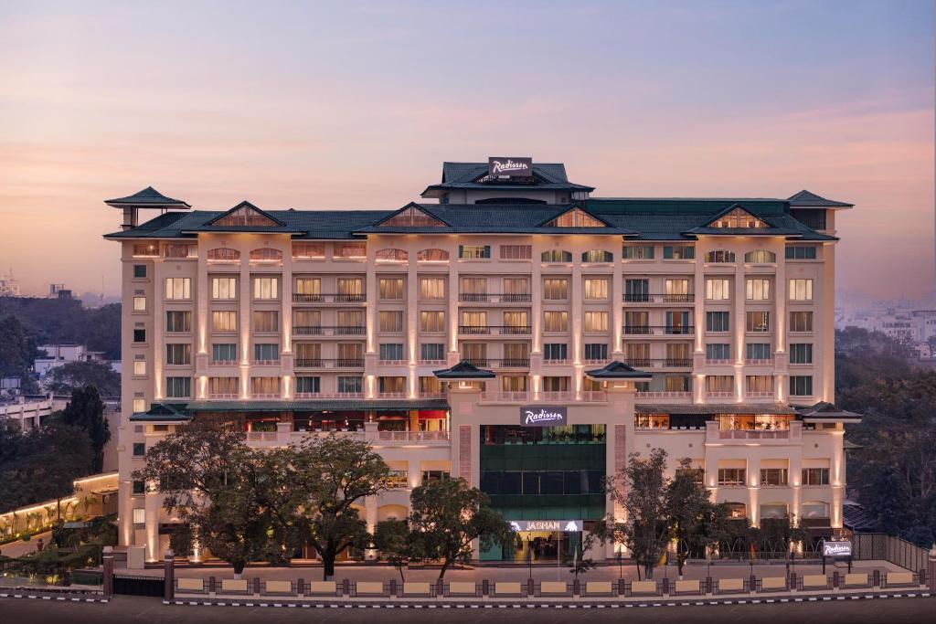 uma representação do hotel do palácio ao anoitecer em Radisson Jaipur City Center em Jaipur