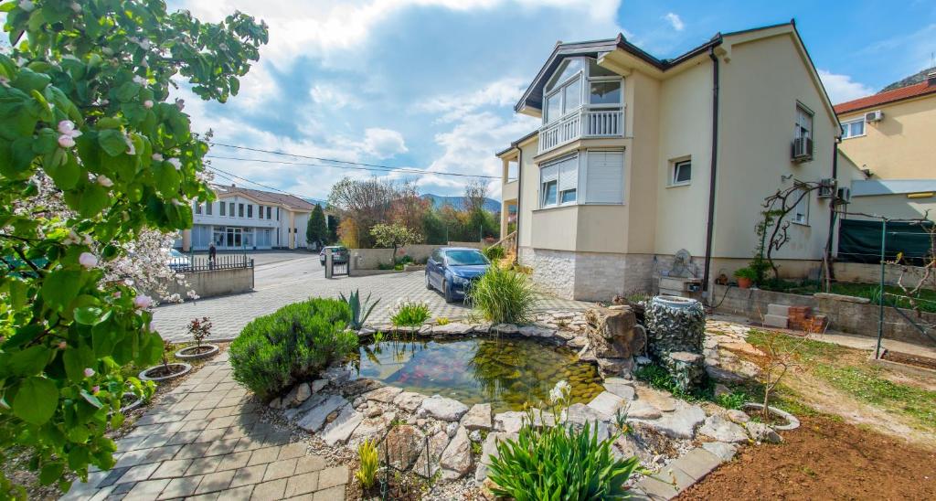 una casa con un laghetto in cortile di Bega Apartman a Mostar