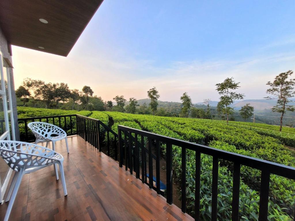Balkón nebo terasa v ubytování Cloud Canopy - Tea Garden Family Pool Cottage in Vagamon