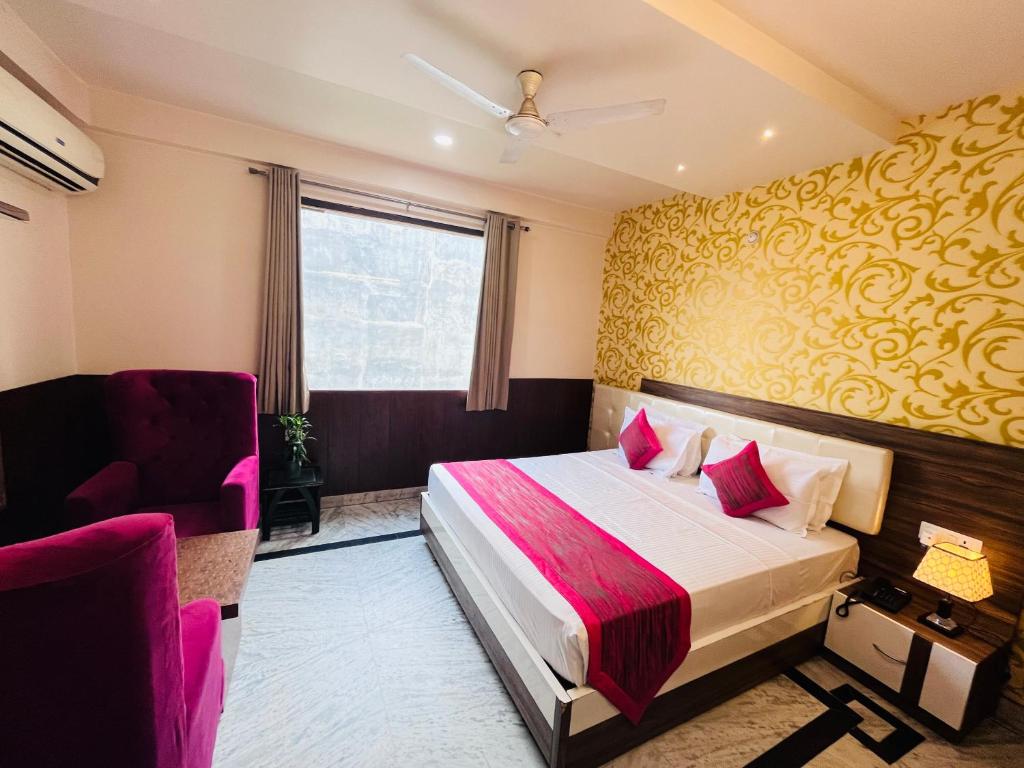 Hotel The Leaf - Gomti Nagar Lucknow - Deluxe King Room