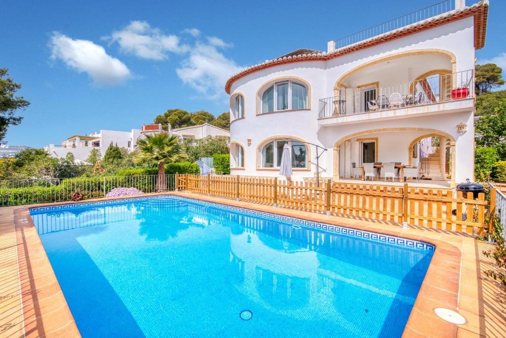 Booking.com: Villa with Sea and Mountain Views , Balcon del ...
