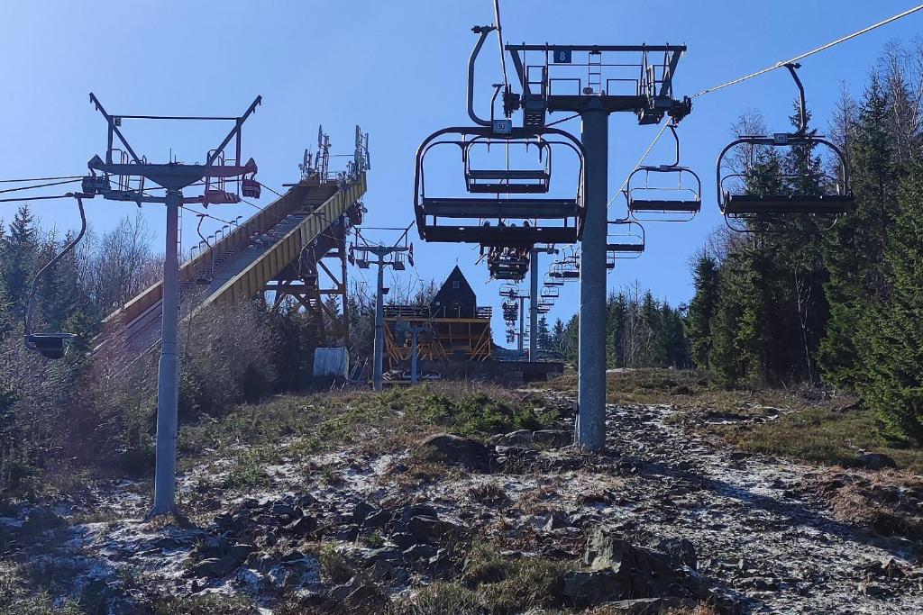 Fotografie z fotogalerie ubytování ENJOYHARRACHOV - Atraktivní slunné studio Čertovka v centru Harrachova s garážovým parkováním, Wifi-WLAN, SAT, herní konzolí, Netflix zdarma a nejkrásnějším výhledem na Čertovu horu s areálem skokanských můstků a sjezdovku v destinaci Harrachov