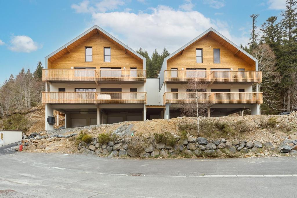 une maison sur une colline avec deux étages dans l'établissement Le Pajot - Appt pour 6 proche pistes, à Laveissière