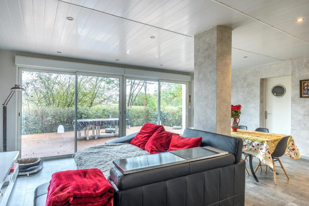 un salon avec un canapé et une table dans l'établissement Natura - En pleine nature proche Disneyland, à Montry