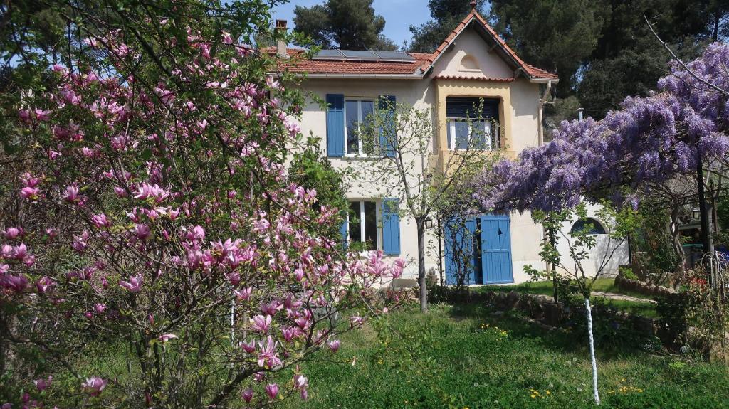 une maison avec des fleurs violettes devant dans l'établissement Appartement en Provence, à Aubagne