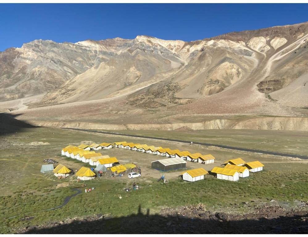 馬拉里的住宿－Dorje Camps Sarchu, Manali，山中村庄的空中景观