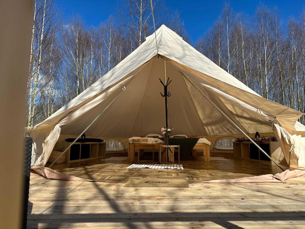 duży biały namiot ze stołem w środku w obiekcie Brzozowisko Tuchomko - Glamping w mieście Tuchomie
