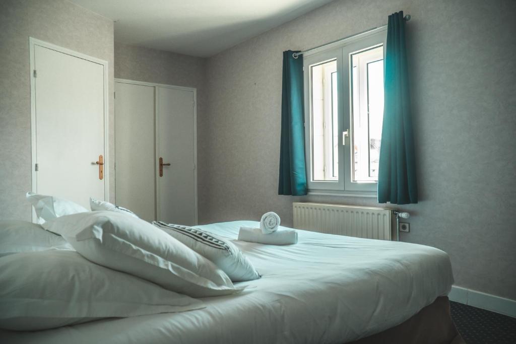 Postel nebo postele na pokoji v ubytování HOTEL DU MOULIN