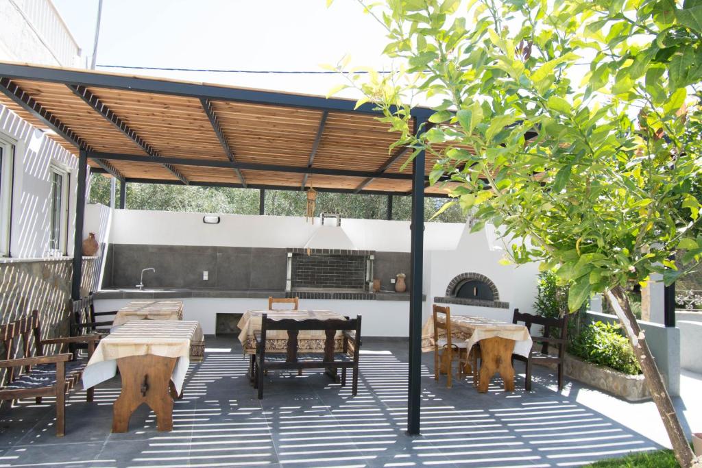 Patio lub wspólna przestrzeń na świeżym powietrzu w obiekcie Zervakis Apartments