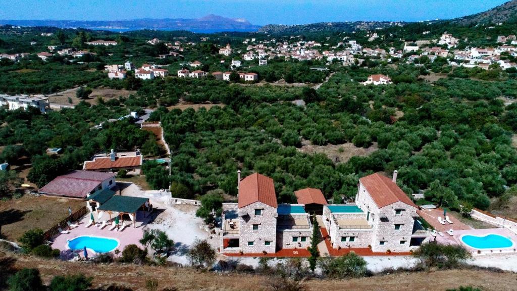 een luchtzicht op een huis met een zwembad bij Diamond Villas in Gavalochori