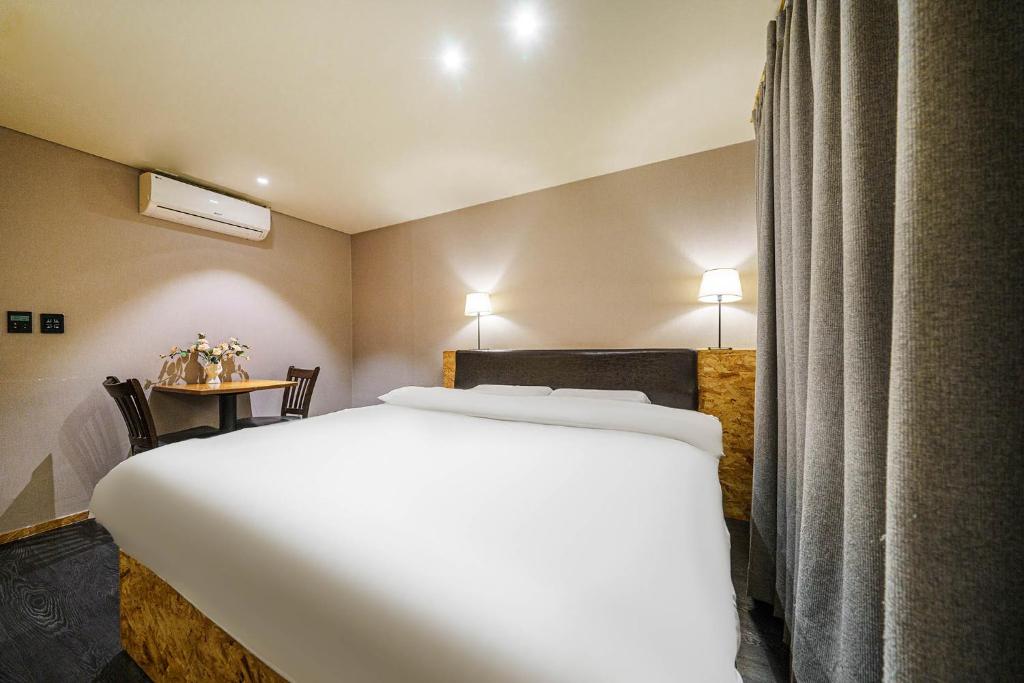 Postel nebo postele na pokoji v ubytování 26 HOTEL