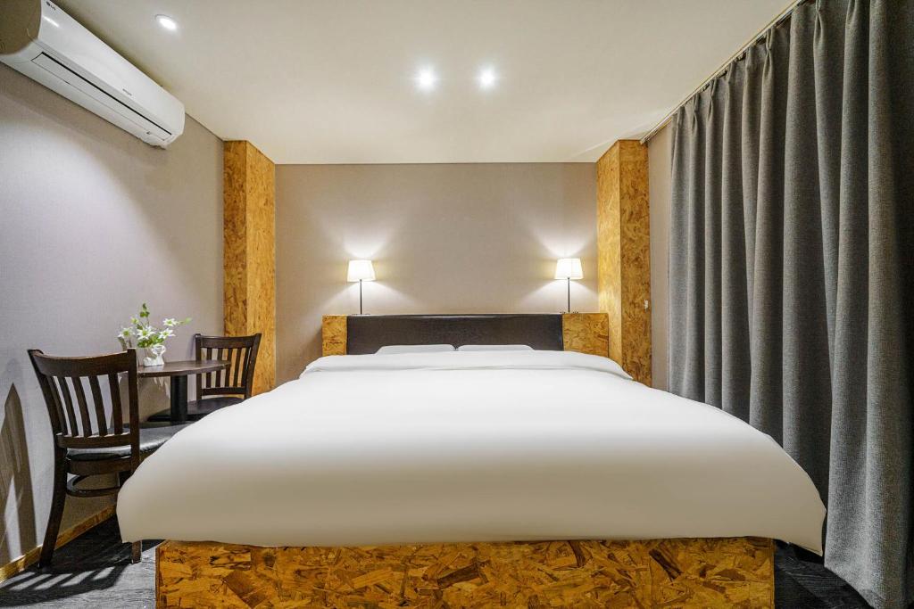 Postel nebo postele na pokoji v ubytování 26 HOTEL