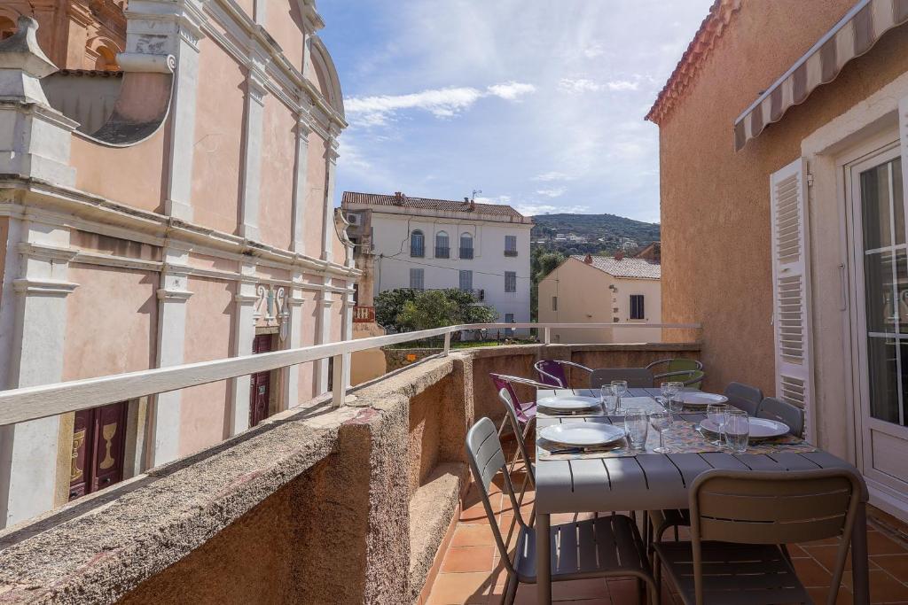 balcón con mesa y sillas en Alla Casa - Appt pour 6 avec terrasse en Aregno