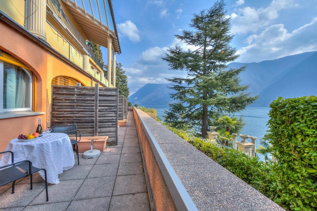 a balcony with a table and a view of the water at Apartments Gelsomino, Orchidea and Magnolia in Castagnola