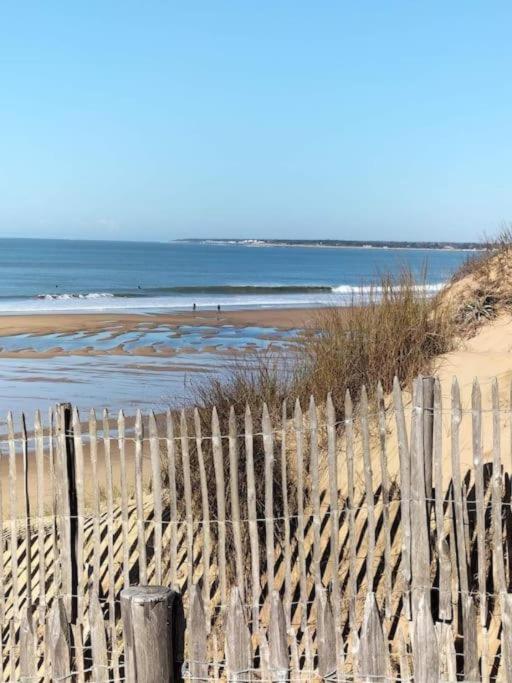 une clôture en bois sur une plage près de l'océan dans l'établissement Villa L'Acacias, à Longeville-sur-Mer
