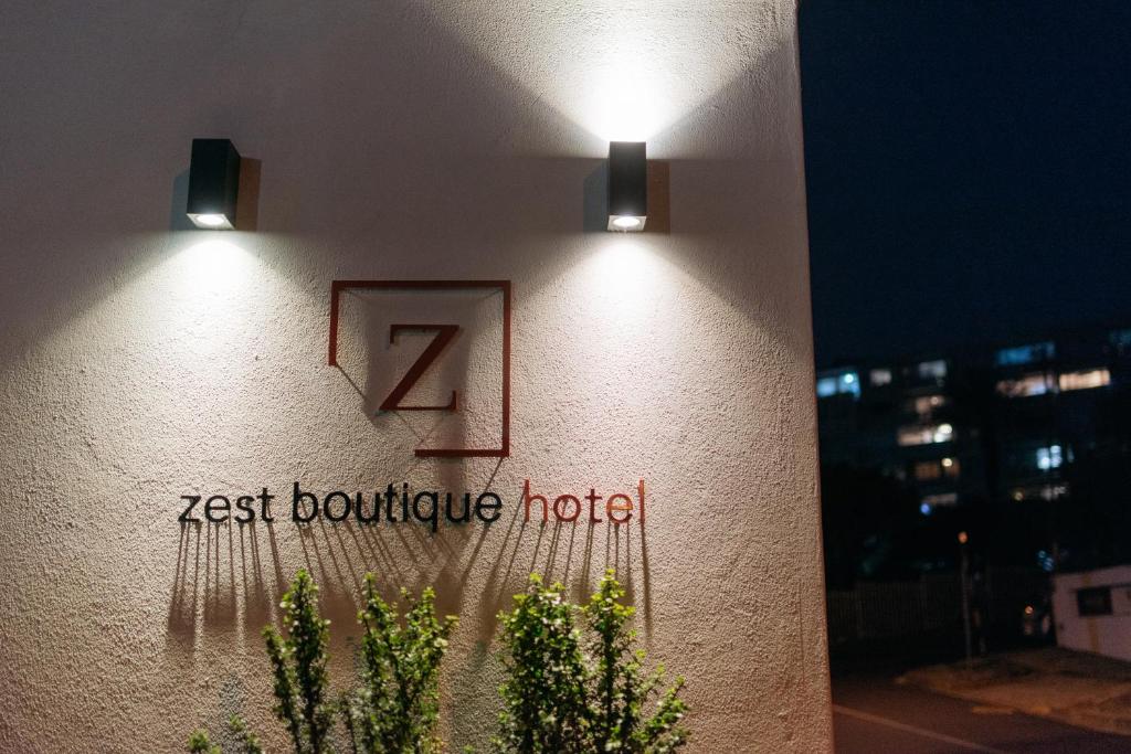dos luces en el lateral de un edificio con hotel en Zest Boutique Hotel by The Living Journey Collection, en Ciudad del Cabo
