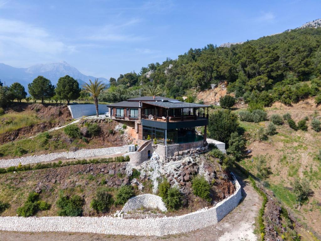 een luchtzicht op een huis op een heuvel bij Doğanın İçinde Lüks Bir Villa in Çakırlar