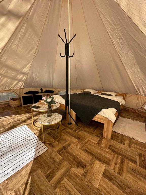 Posezení v ubytování Brzozowisko Tuchomko - Glamping
