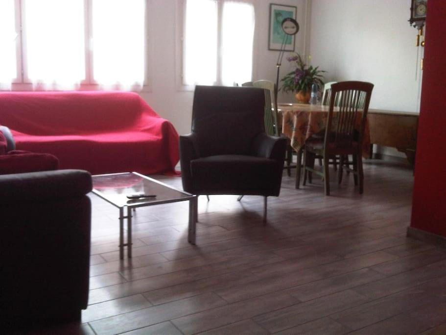 un salon avec un canapé, des chaises et une table dans l'établissement Chambre Olivier, au Mans