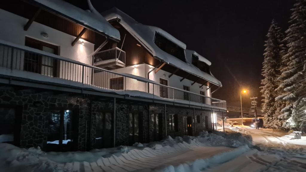 ジェレズナー・ルダにあるPenzion Dominikの夜雪の建物