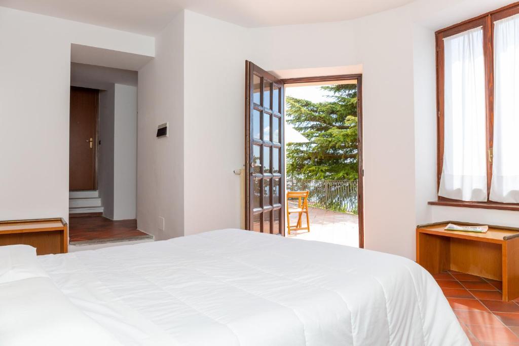 Postel nebo postele na pokoji v ubytování Albergo Sacro Monte Varese