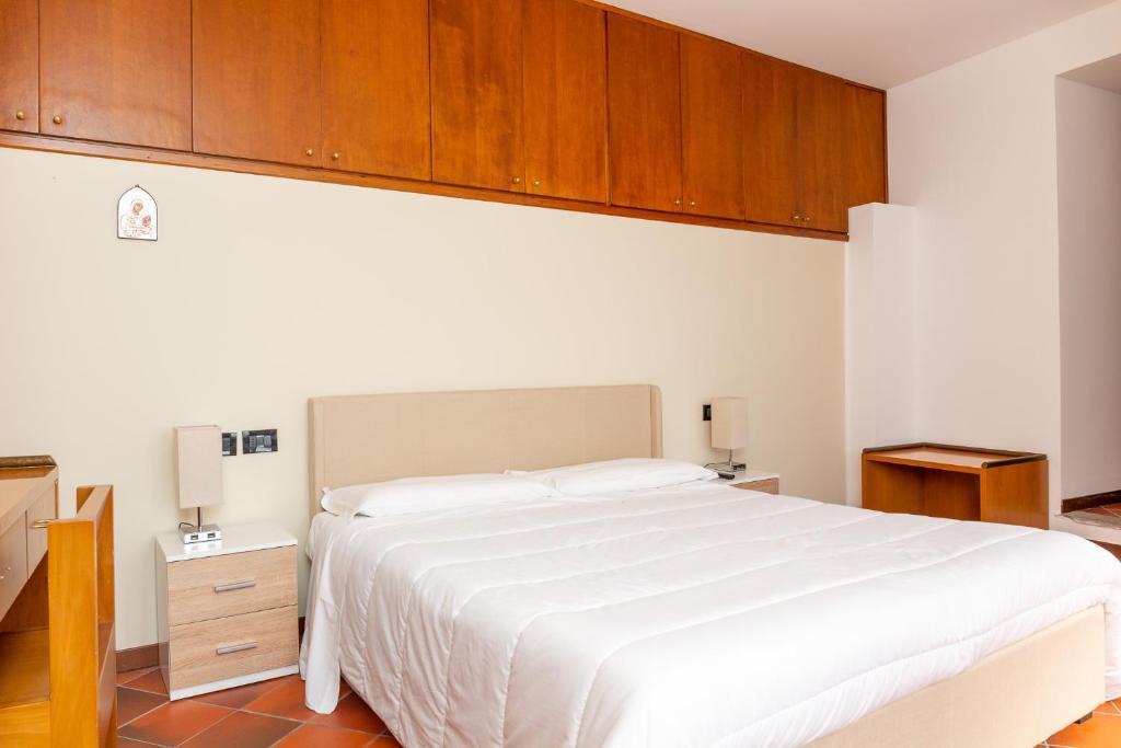 Postel nebo postele na pokoji v ubytování Albergo Sacro Monte Varese
