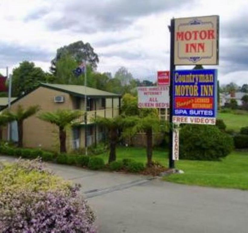 Orbost Country Man Motor Inn في أوربوست: لافتة لنزل السيارات أمام المنزل